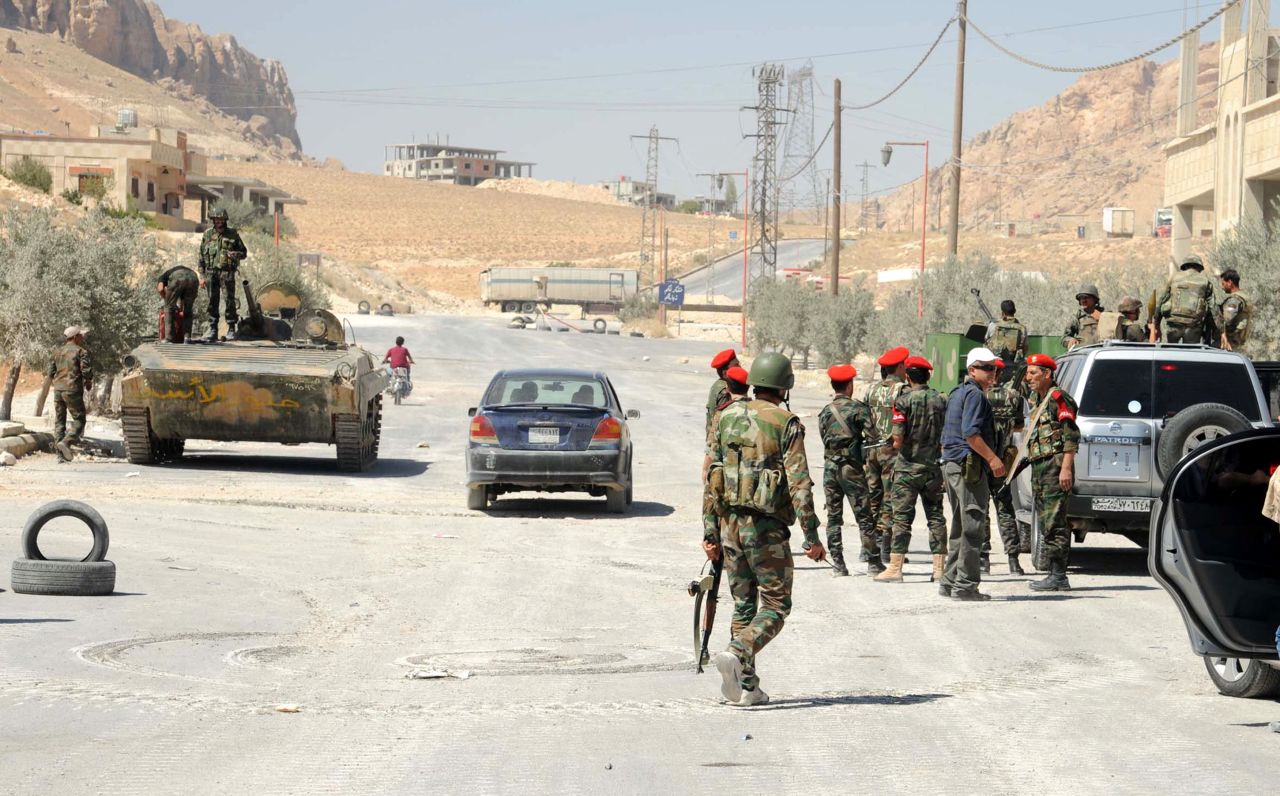Las fuerzas sirias patrullan en la ciudad cristiana de Maaloula.