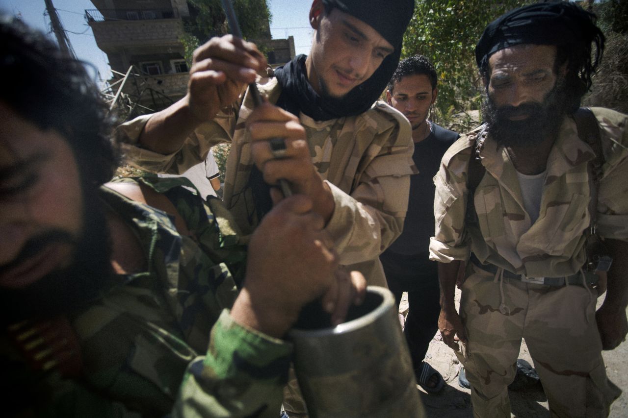 Rebeldes preparan artefactos explosivos para luchar contra las fuerzas del gobierno el 7 de septiembre en Deir Ezzor.