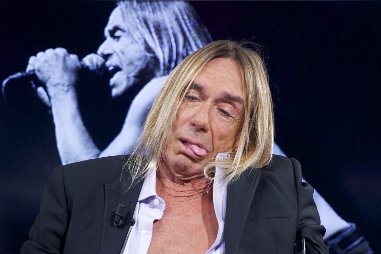 No debe confundirse con la abominable canción "Passengers" de Elton John (1984) o con el álbum de 2003 "Passenger" de la banda sueca homónima. Inquieto, el himno punk de Iggy Pop atraviesa un camino a través del oscuro corazón de un desconocido paisaje urbano.<br />