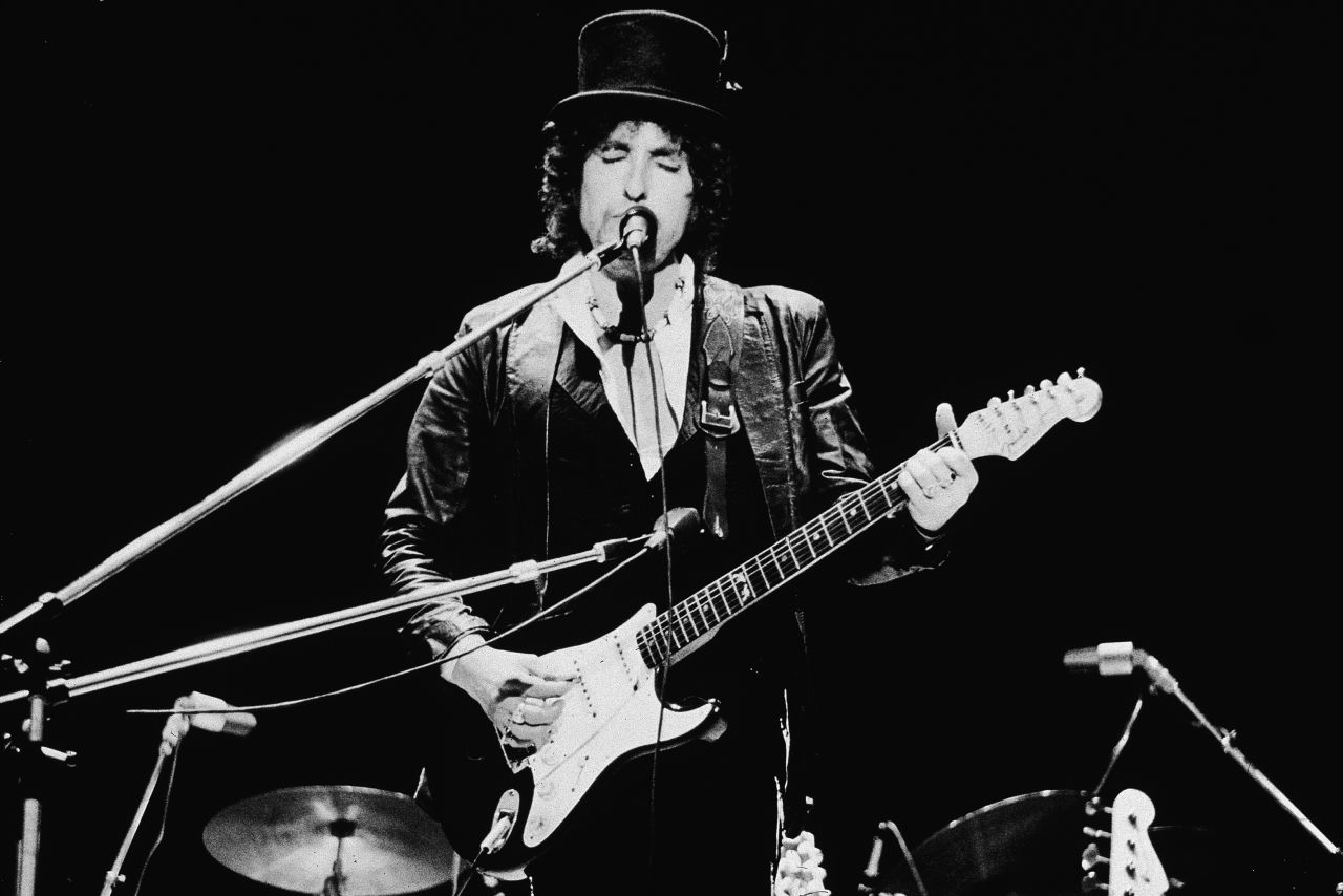 Temas como "Blowin' in the Wind" y "The Times They Are A-Changin'" inspiraron a legiones de jóvenes a componer, incluso cuando nadie sabía bien de qué hablaba Dylan. Ninguna, sin embargo, compite con la poesía épica de "Tangled".<br />