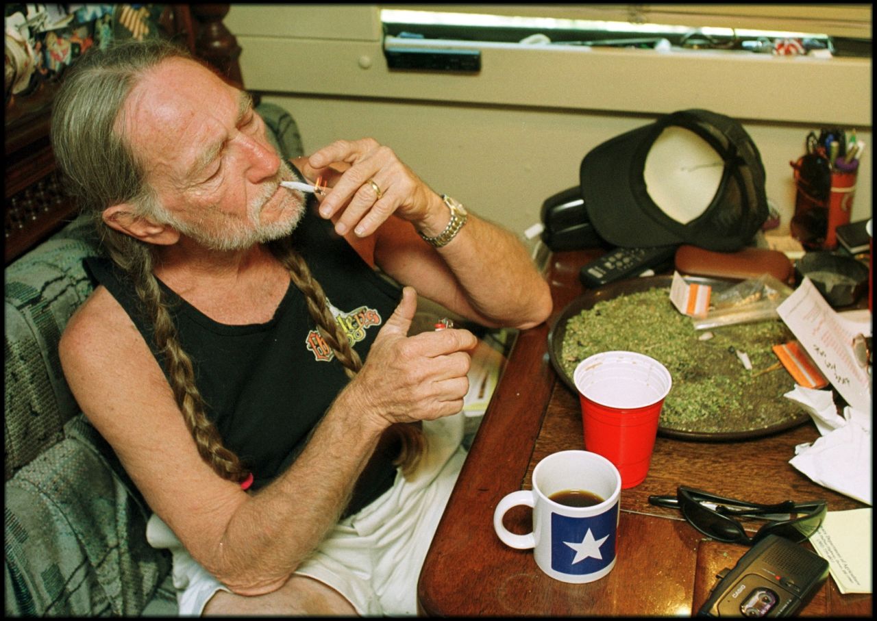 Willie Nelson, un tesoro nacional de Estados Unidos, no se complica como Dylan al momento de componer. Este clásico se refiere exactamente a lo que sugiere su título: a estar nuevamente en la carretera.<br />
