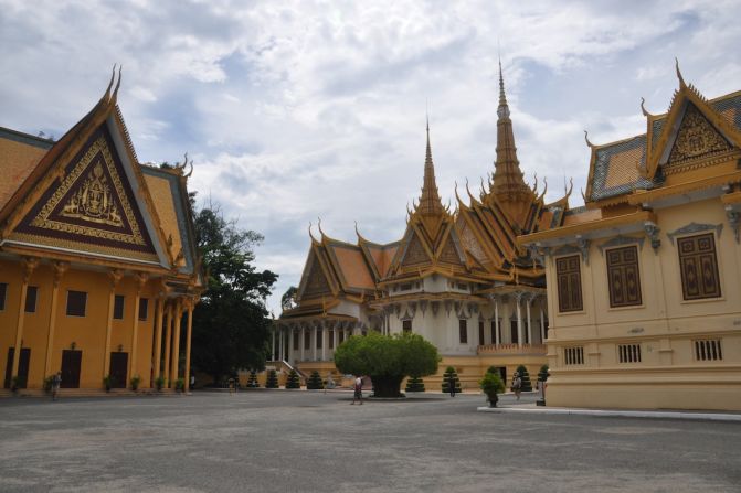 Phnom Penh's Royal Palace was constructed in 1866. Though tourists can't enter the area of the royal abode, they can check out the Throne Hall (Preah Tineang Tevea Vinichhay) where official ceremonies take place; Temple of the Emerald Buddha (Wat Preah Keo Morakot); a Royal Dining Hall and the Chan Chhaya Pavilion. 