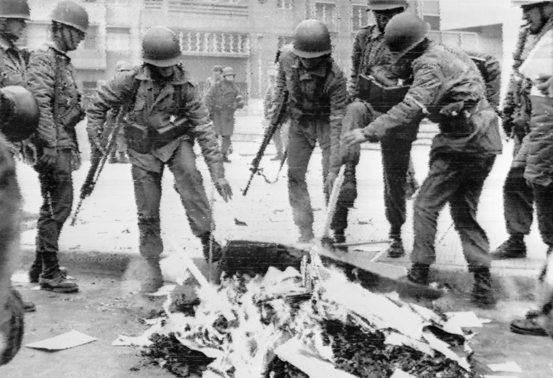 Chilean soldiers burn Marxist books in Santiago on September 26, 1973. 