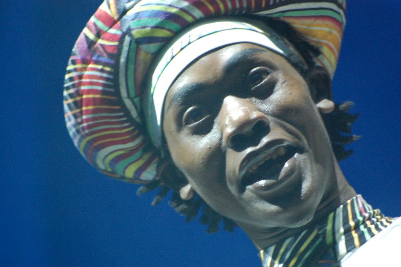 En 2003, Gitu (aquí en la imagen) dio el gran salto cuando fue descubierto por el director de circo Winston Ruddle en las calles de Mombasa.