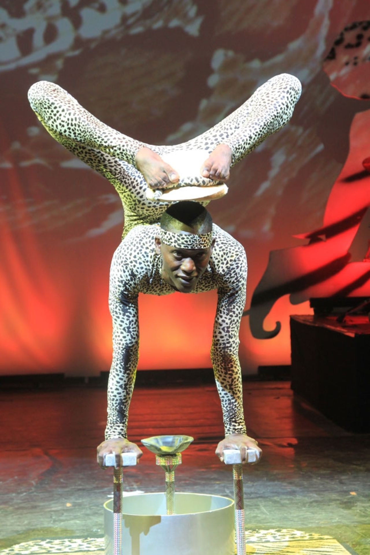 Les presentamos a Lazarus Gitu, un contorsionista de 30 años mejor conocido como el "Hombre Serpiente".