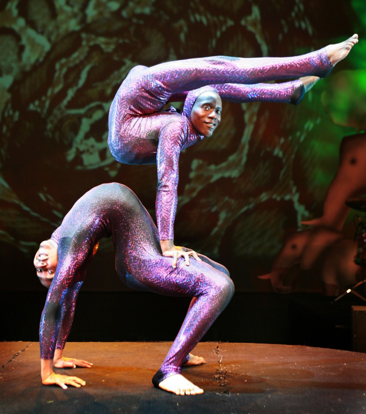 Después de un largo camino, el misterioso "Hombre Serpiente", mejor conocido como Lazarus Gitu, protagonizará el espectáculo de Ruddle "Mother Africa" en Broadway.