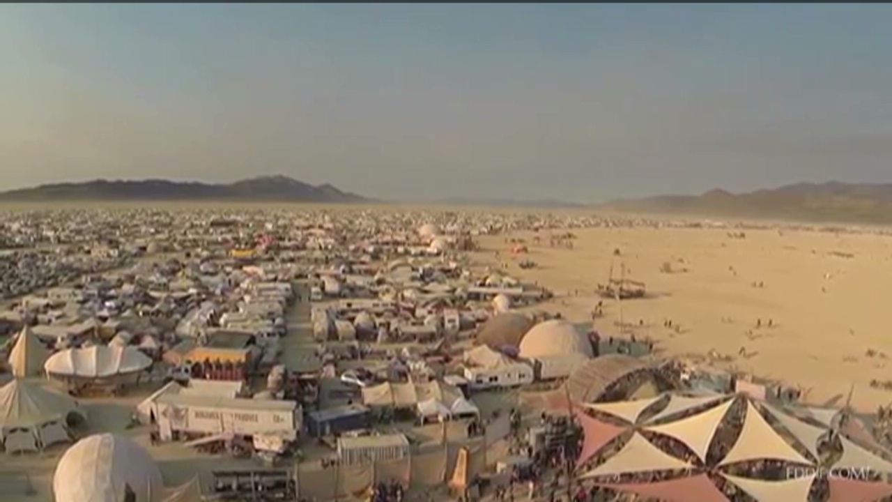 Captando la acción: ya sea que estés buscando una gran exclusiva, captando eventos deportivos en directo, o participando de la acción, los drones prometen traer un nuevo ángulo para los eventos del día. Los aficionados a los UAV trajeron una perspectiva única al festival Burning Man este verano con sus creaciones equipados con cámara.  