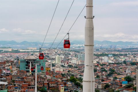 A ropeway hangs above the Brazilian city of Rio de Janeiro. The hanging pods have found a home in many South American cities in recent years. The latest is currently being designed and built in Bolivia's administrative capital, La Paz. (Picture courtesy of <a href="http://www.flickr.com/photos/99311957@N05/" target="_blank" target="_blank">Marcelo Freire</a>)
