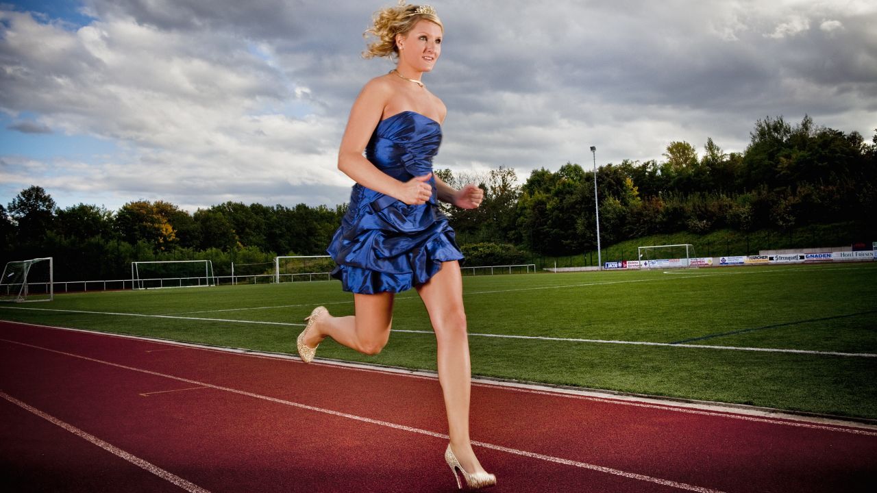 La mujer más rápida del mundo con tacones es la alemana Julia Plecher. Corrió 100 metros en 14,531 segundos en Europa Park, Rust, Alemania, el 13 de julio de 2012.