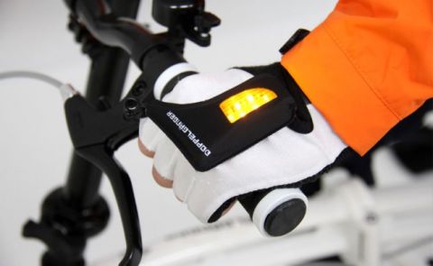 Japanese bicycle company <a href="http://www.doppelganger.jp/en/" target="_blank" target="_blank">Doppelganger </a>has introduced these light-up gloves to improve visibility when indicating.