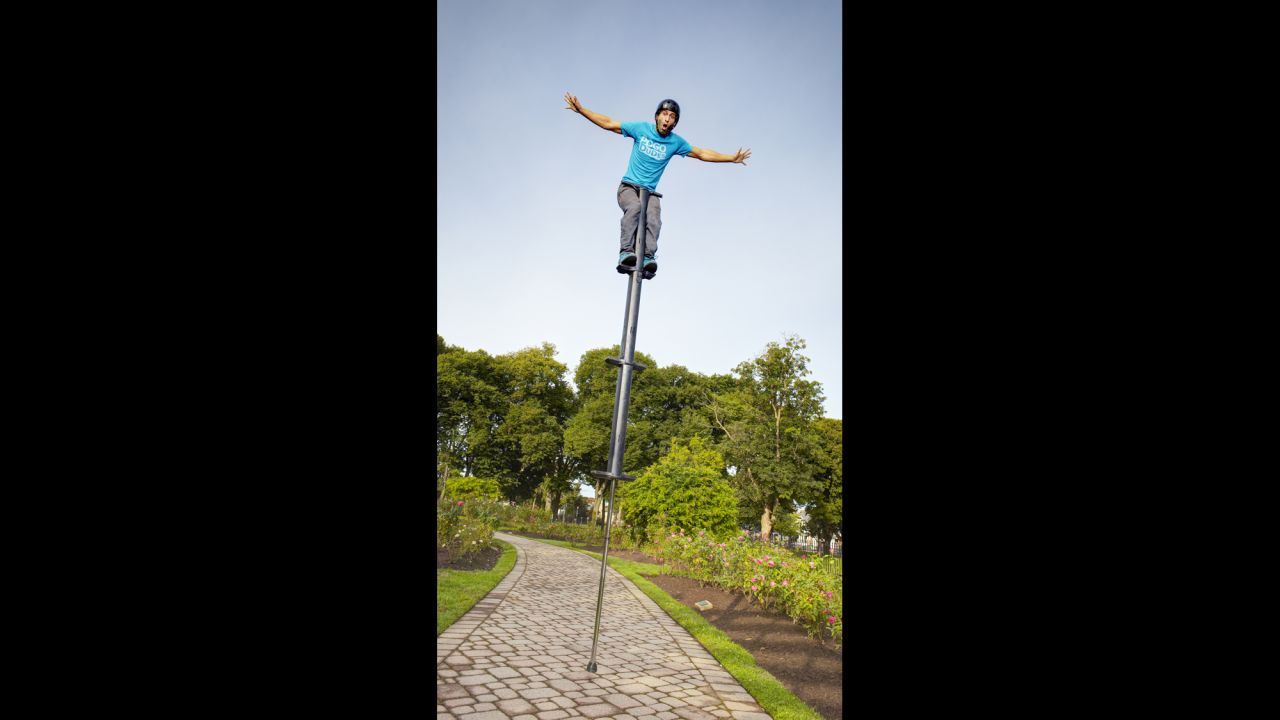 El pogo saltarín utilizable más alto del mundo mide 2, 91 metros, logrados por el estadounidense Fred Grzybowski, en el Toronto International Busker Festival el 7 de agosto de 2011.