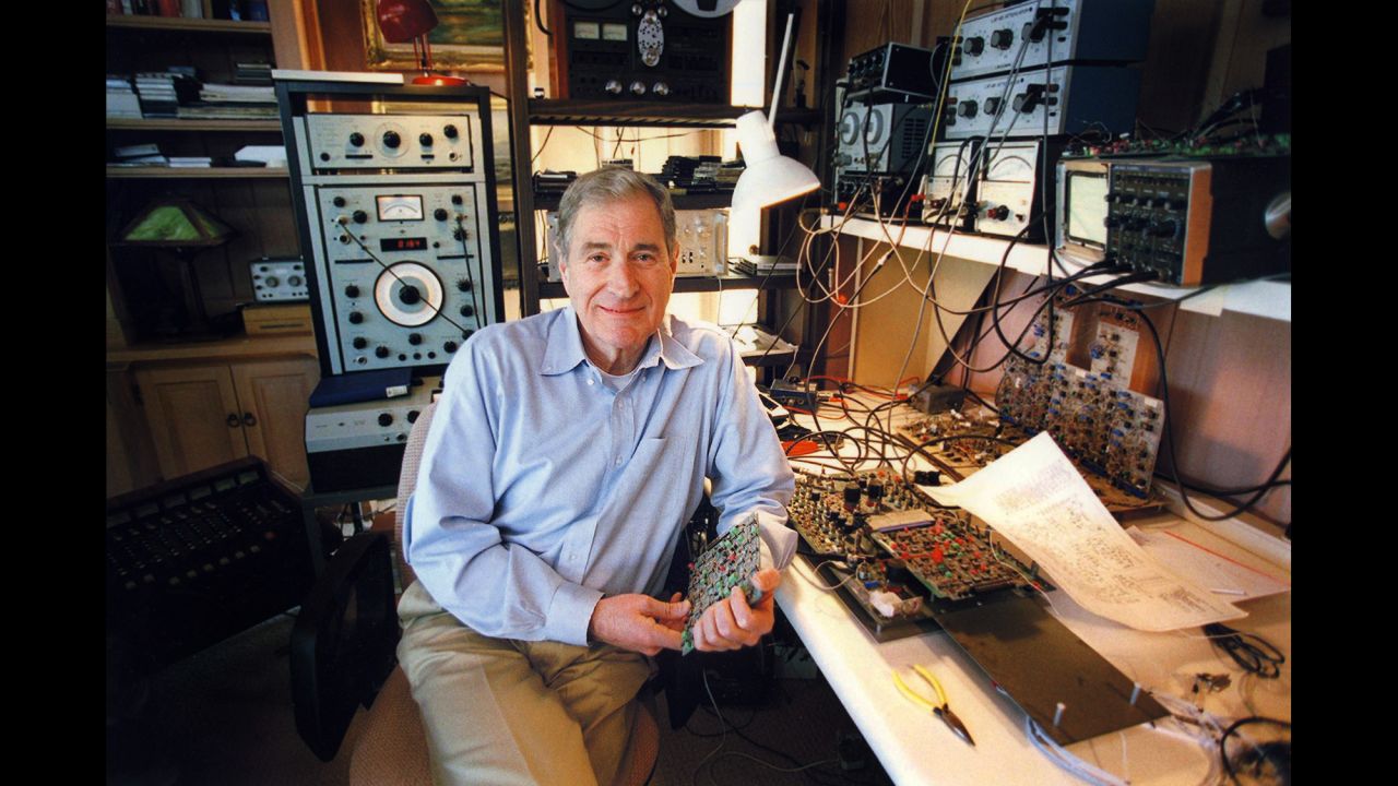 Ray Dolby, el creador del sistema de sonido envolvente, falleció a los 80 años en su casa de San Francisco, según un comunicado de prensa de Dolby Laboratories. Batallaba desde hacía años contra el Alzheimer y había sido diagnosticado con leucemia aguda en julio.