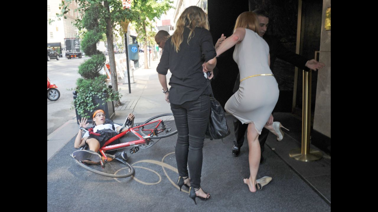 Nicole Kidman choca (literalmente) contra un paparazzo el 12 de septiembre cuando regresaba a su hotel en Nueva York. La ganadora del Oscar fue tirada al piso por un fotógrafo en bicicleta y hasta perdió los zapatos durante el incidente. Sin embargo, la actriz no es la única que ha tenido problemas con los paparazzi...