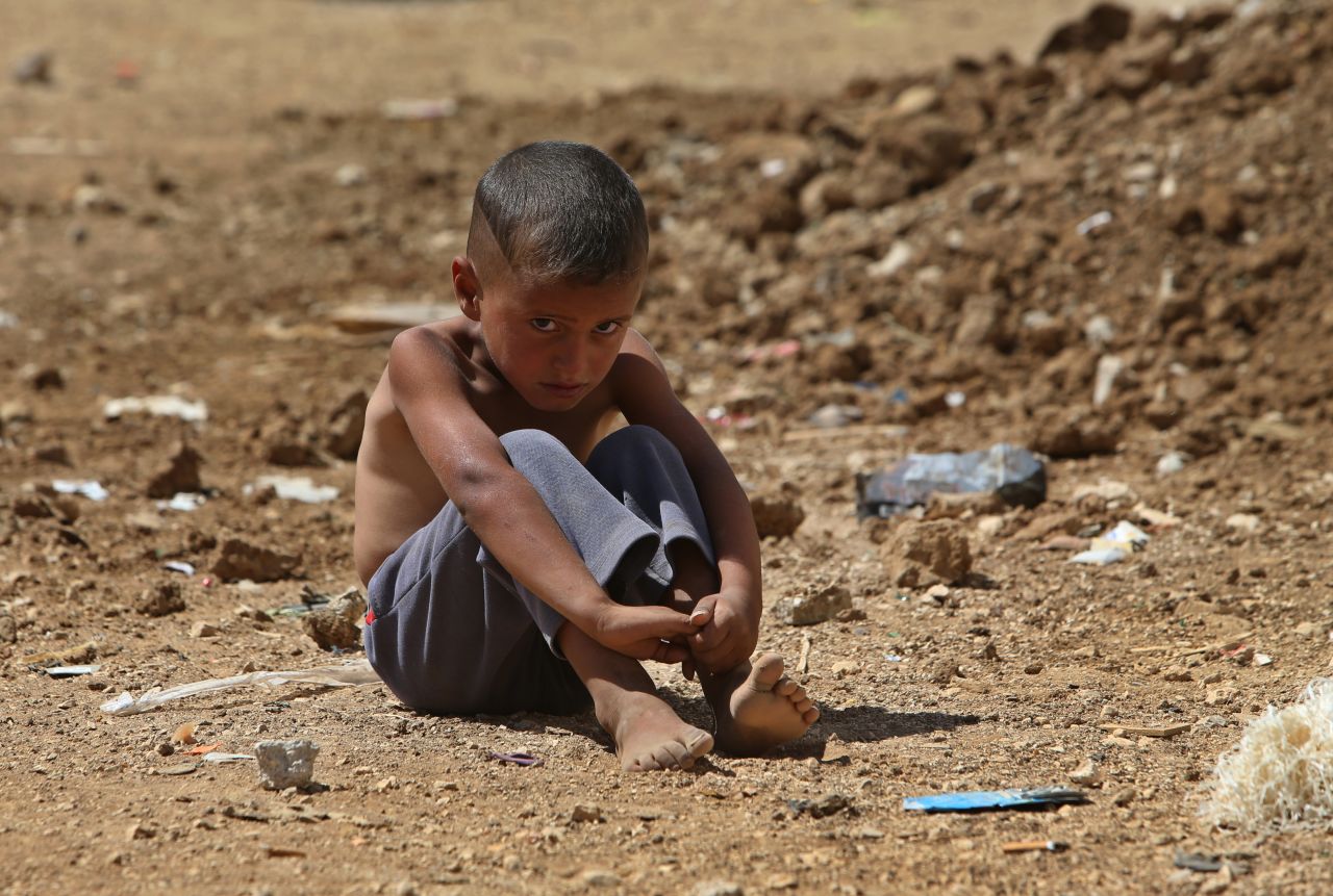Un niño refugiado se sienta en el suelo en un campo de refugiados temporal en la ciudad libanesa oriental de Al-Faour, el 11 de septiembre.