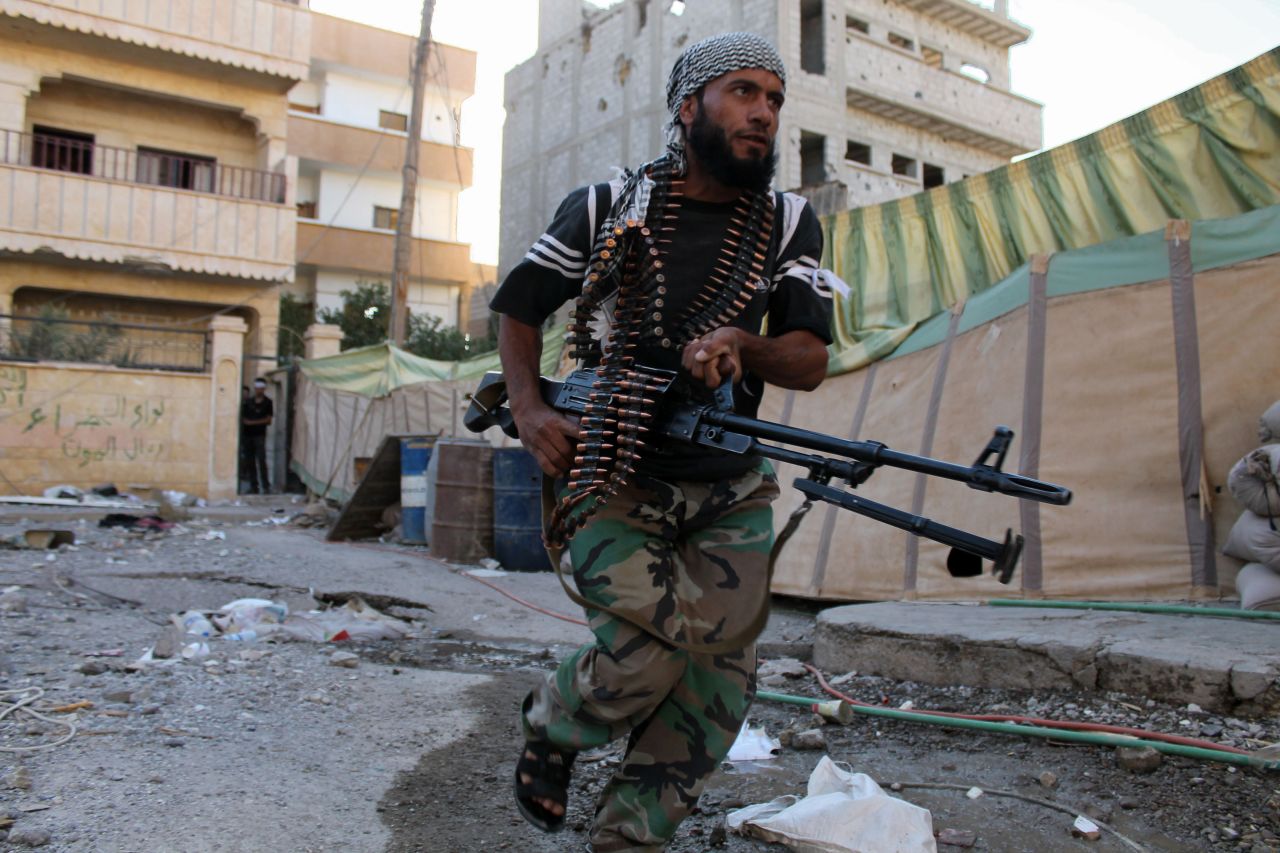 Un combatiente de la oposición en la zona industrial de Deir Ezzor, Siria, durante los enfrentamientos con las fuerzas del régimen.