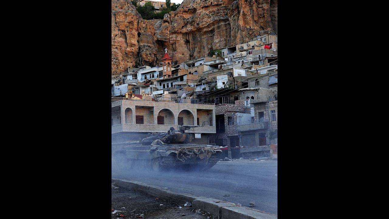 Un tanque del gobierno sirio durante los enfrentamientos con combatientes del Ejército Libre de Siria en Maalula.
