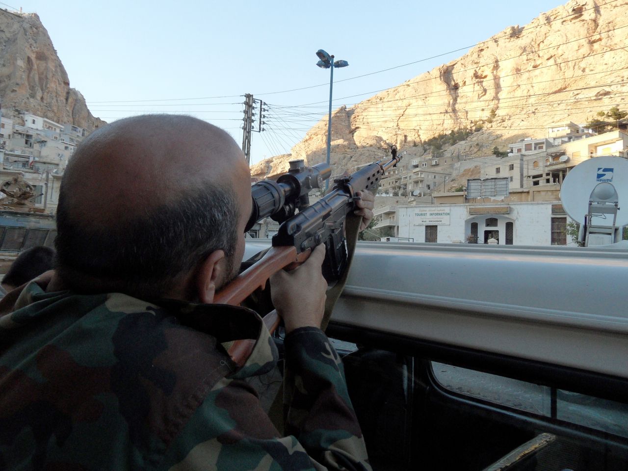 Un soldado pro-gobierno sirio apunta con su rifle mientras patrulla las calles de la ciudad cristiana de Maalula.