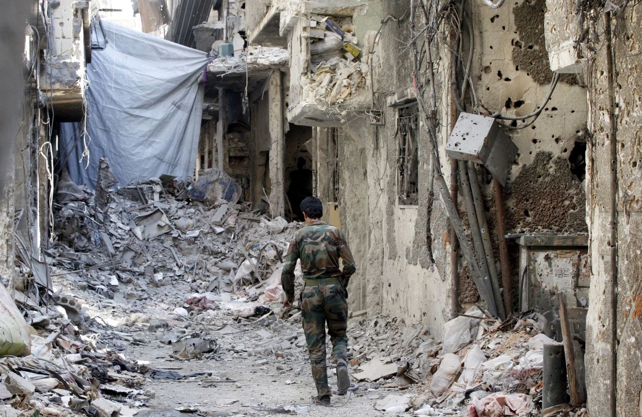 Un callejón de la oposición para protegerse del fuego de los francotiradores del gobierno sirio.