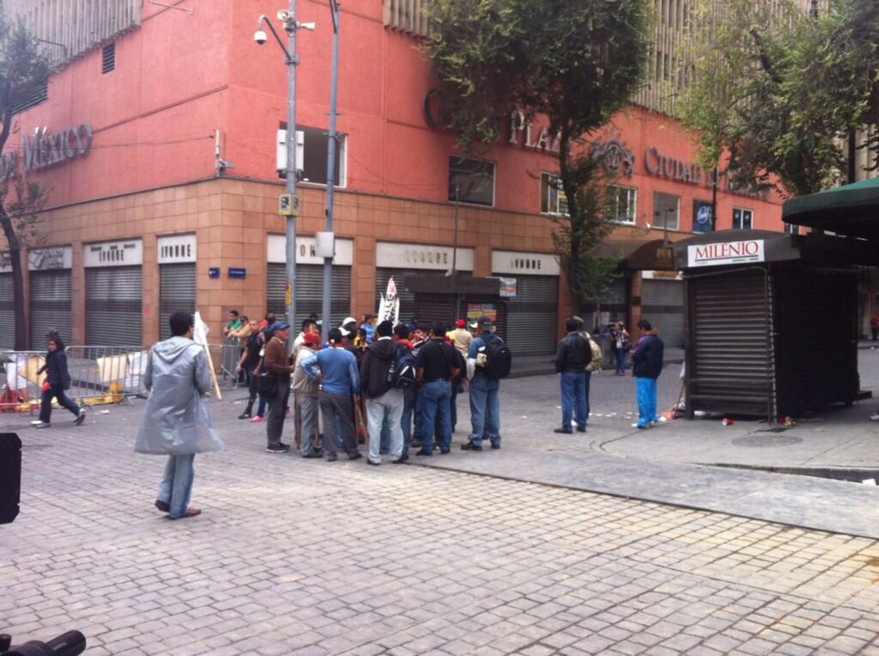 Algunos maestros se encuentran atrincherados en los alrededores del Zócalo. Otros han abandonado el plantón.