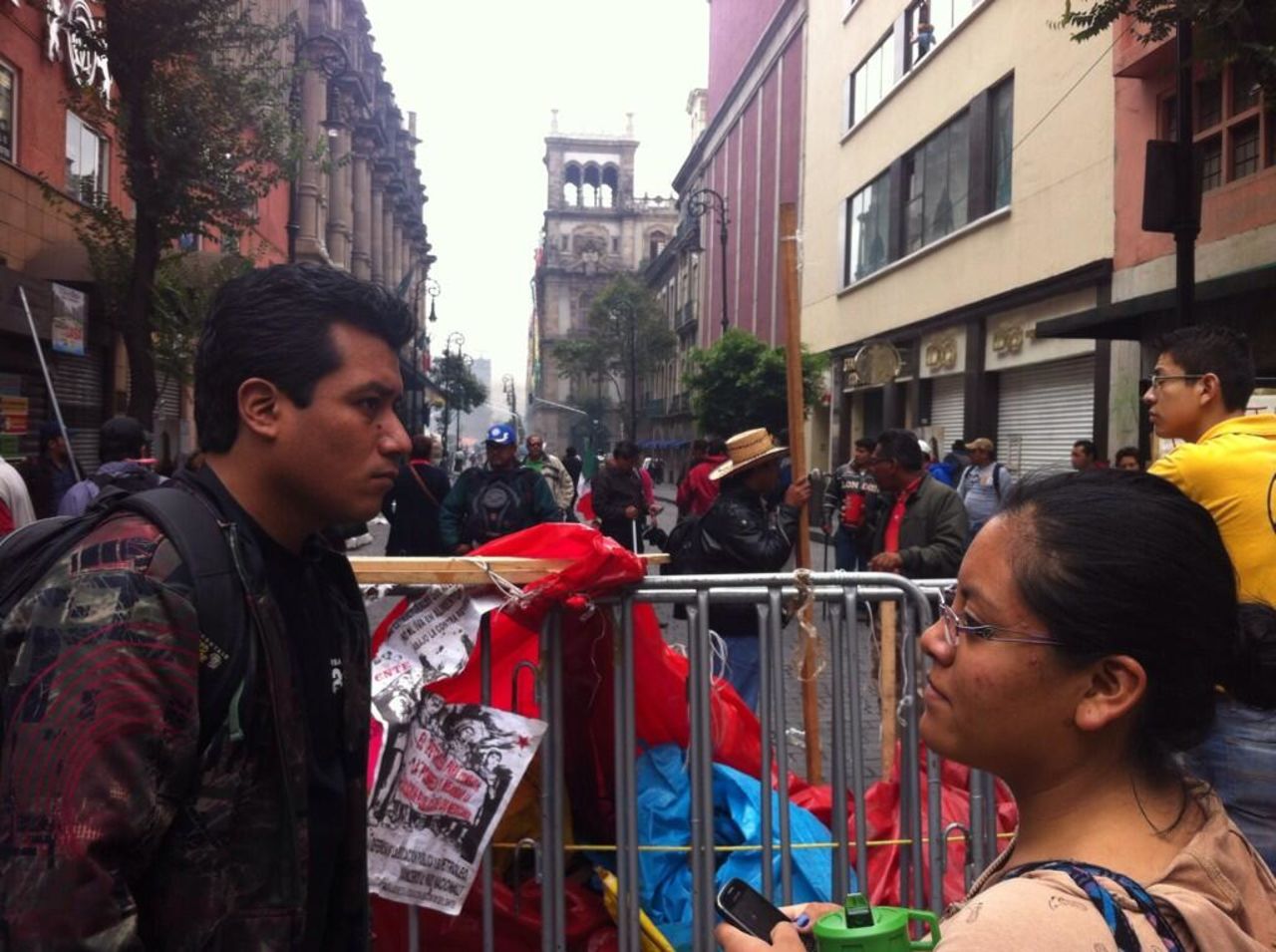 Se cumplió el plazo dado por las autoridades para que se retiren maestros. Una tensa calma se respira en el Zócalo.