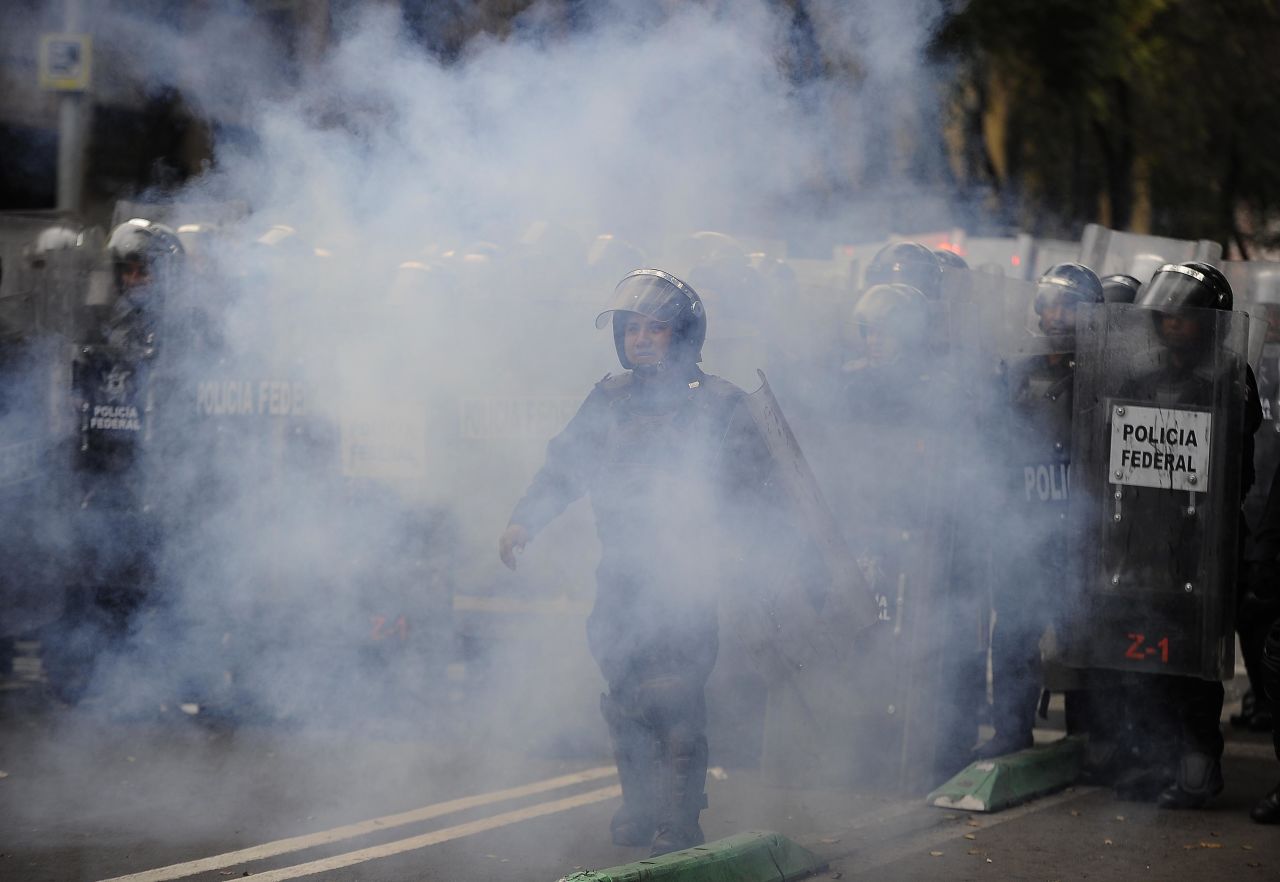 La Policía Federal desalojó el Zócalo de Ciudad de México con un operativo para la retirada de los profesores tras el vencimiento del ultimátum. Las autoridades usaron tanquetas de agua y gas lacrimógeno, mientras que algunos docentes respondieron con palos y petardos.