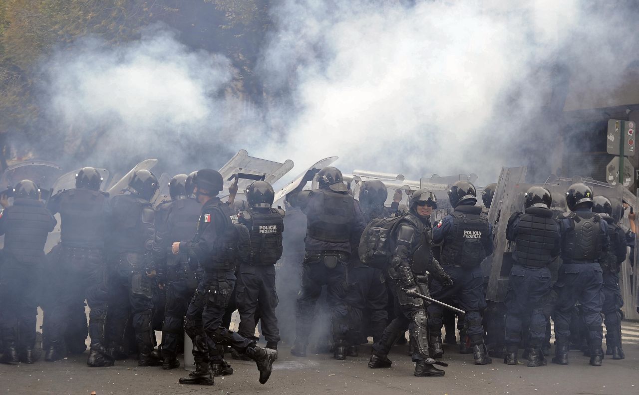 La Policía Federal desalojó el Zócalo de Ciudad de México con un operativo para la retirada de los profesores tras el vencimiento del ultimátum. Las autoridades usaron tanquetas de agua y gas lacrimógeno, mientras que algunos docentes respondieron con palos y petardos.