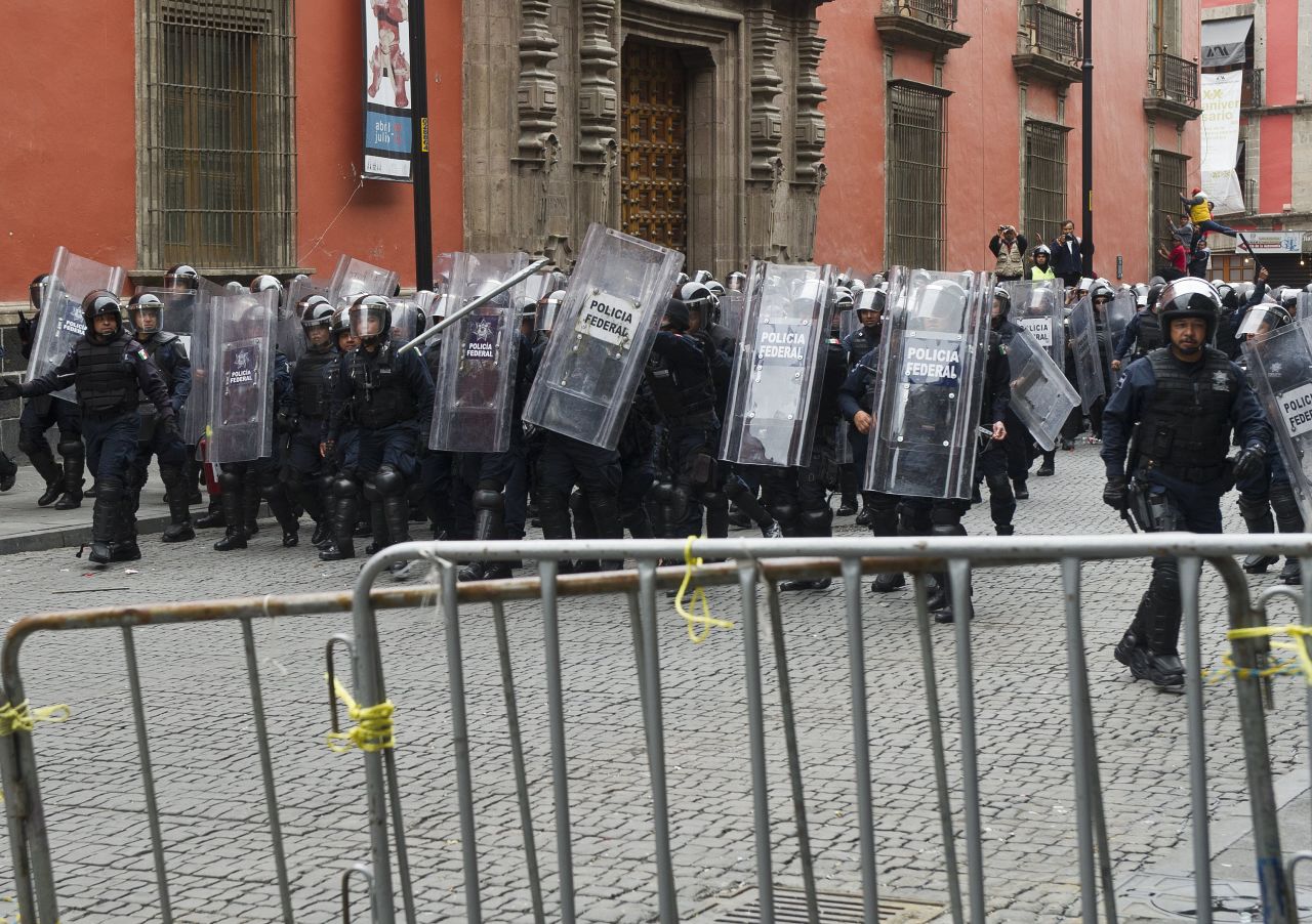 La Policía Federal desalojó el Zócalo de Ciudad de México con un operativo para la retirada de los profesores tras el vencimiento del ultimátum. Las autoridades usaron tanquetas de agua y gas lacrimógeno, mientras que algunos docentes respondieron con palos y petardos.