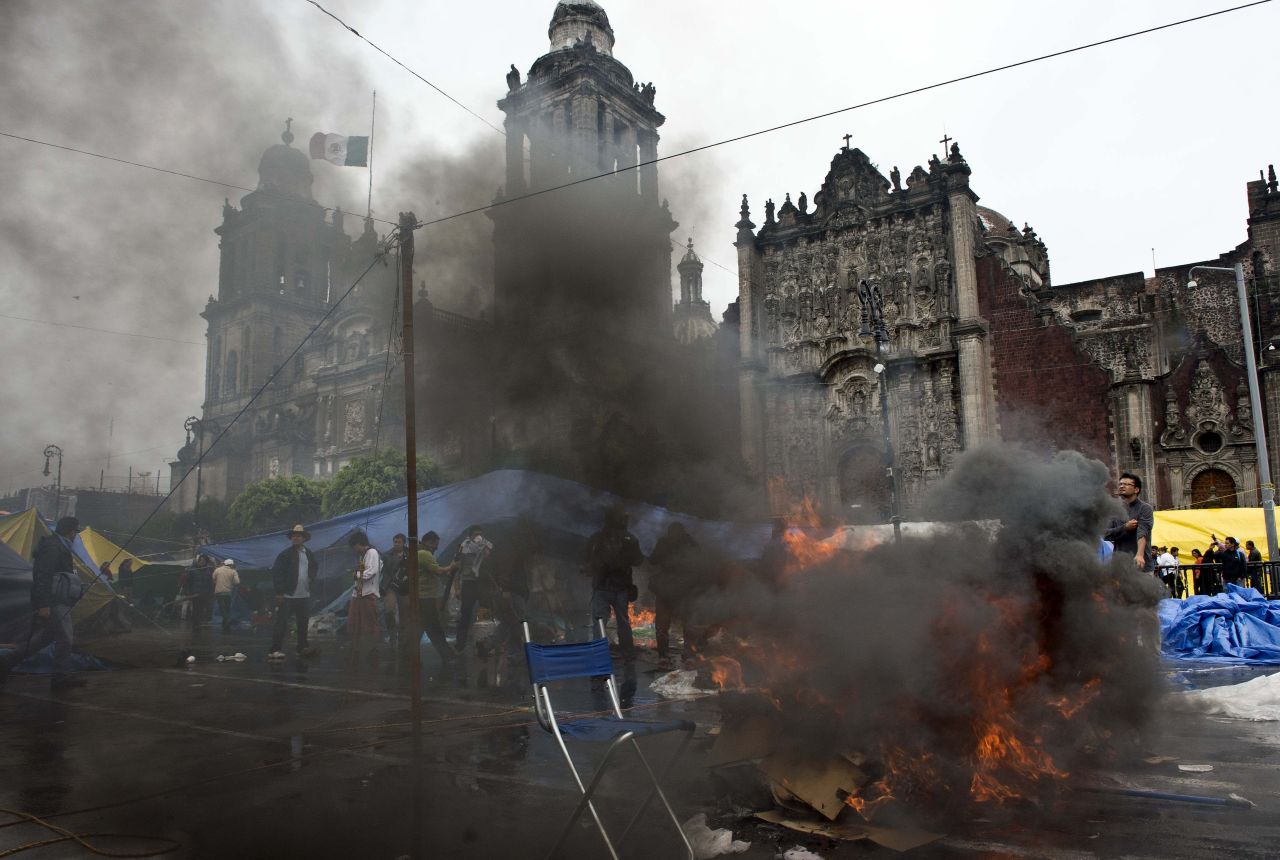 La Policía Federal desalojó el Zócalo de Ciudad de México con un operativo para la retirada de los profesores tras el vencimiento del ultimátum. Las autoridades usaron tanquetas de agua y gas lacrimógeno, mientras que algunos docentes respondieron con palos y petardos.