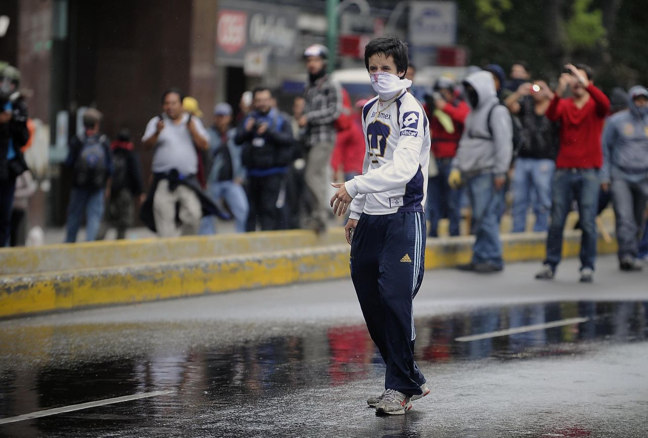 La Policía Federal desalojó el Zócalo de Ciudad de México con un operativo para la retirada de los profesores tras el vencimiento del ultimátum. Las autoridades usaron tanquetas de agua y gas lacrimógeno, mientras que algunos docentes respondieron con palos y petardos.