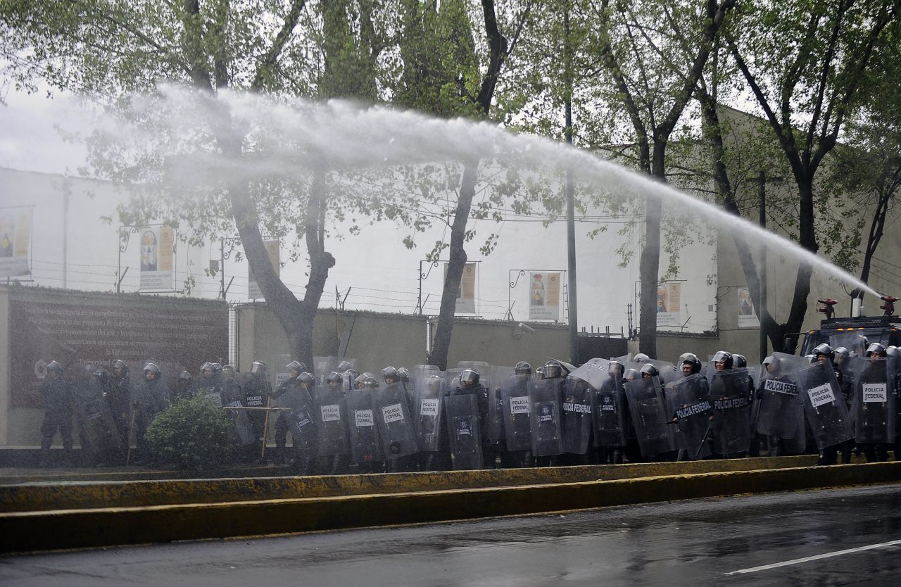 La Policía Federal desalojó el Zócalo de Ciudad de México con un operativo para la retirada de los profesores tras el vencimiento del ultimátum. Las autoridades usaron tanquetas de agua y gas lacrimógeno, mientras que algunos docentes respondieron con palos y petardos.