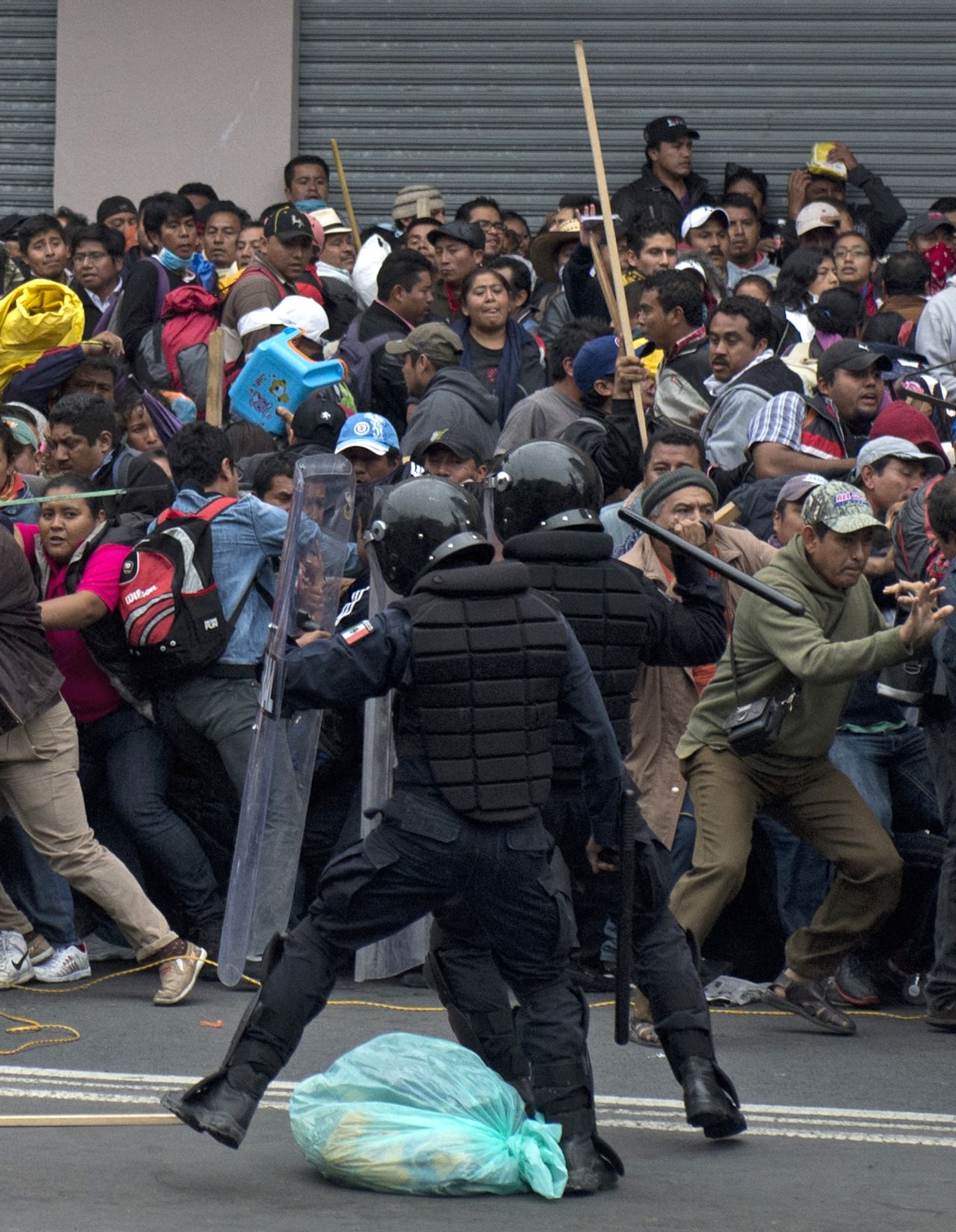 La Policía Federal desalojó el Zócalo de Ciudad de México con un operativo para la retirada de los profesores tras el vencimiento del ultimátum. Las autoridades usaron tanquetas de agua y gas lacrimógeno, mientras que algunos docentes respondieron con palos y petardos.