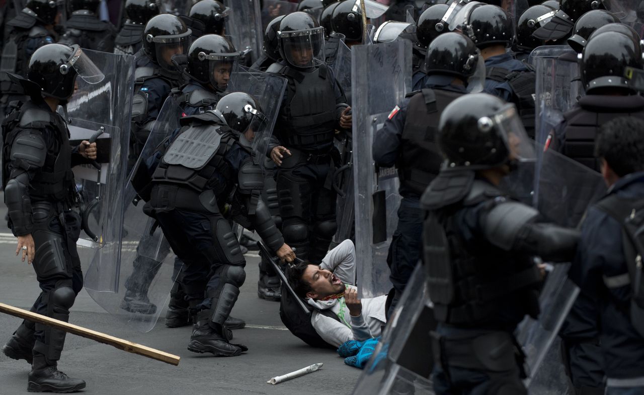 La Policía Federal desalojó el Zócalo de Ciudad de México con un operativo para la retirada de los profesores tras el vencimiento del ultimátum. Las autoridades usaron tanquetas de agua y gas lacrimógeno, mientras que algunos docentes respondieron con palos y petardos.
