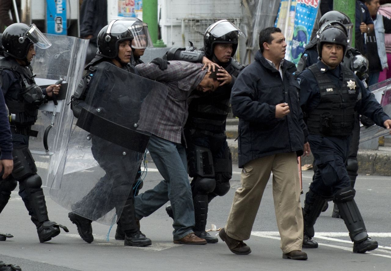 La Policía Federal desalojó el Zócalo de Ciudad de México con un operativo para la retirada de los profesores tras el vencimiento del ultimátum. Las autoridades usaron tanquetas de agua y gas lacrimógeno, mientras que algunos docentes respondieron con palos y petardos.