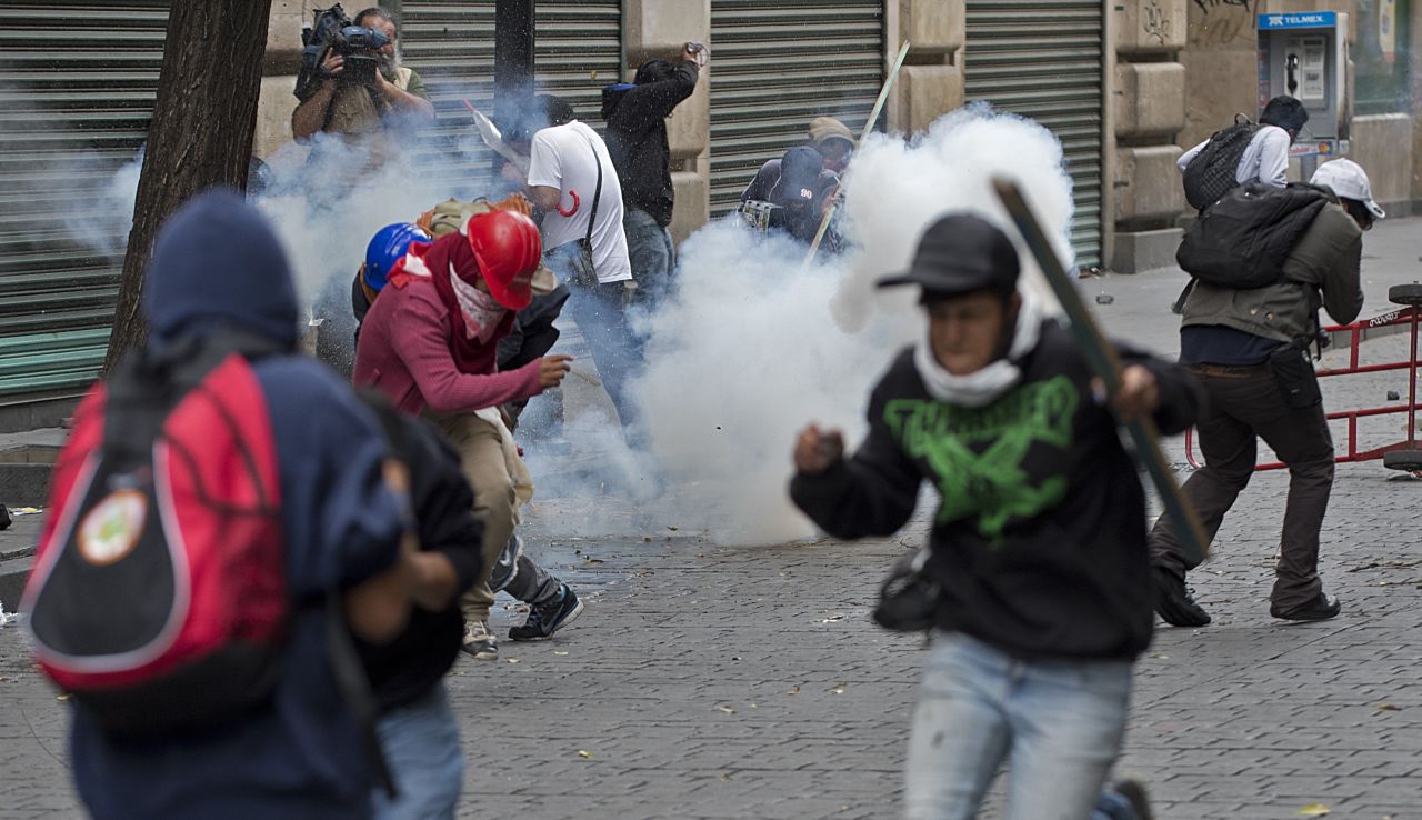 La Policía Federal desalojó el Zócalo de Ciudad de México con un operativo para la retirada de los profesores tras el vencimiento del ultimátum. Las autoridades usaron tanquetas de agua y gas lacrimógeno, mientras que algunos docentes respondieron con palos y petardos.