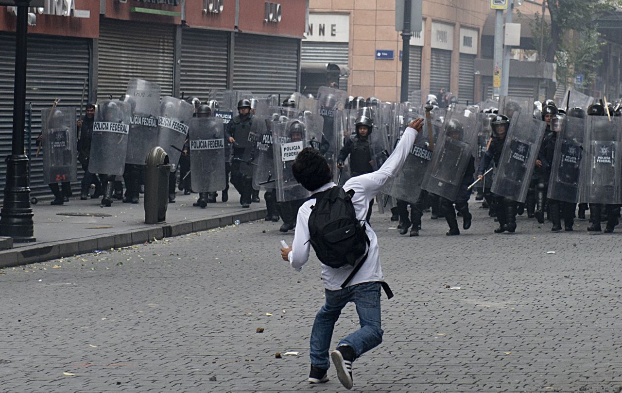 La Policía Federal desalojó el Zócalo de Ciudad de México con un operativo para la retirada de los profesores tras el vencimiento del ultimátum. Las autoridades usaron tanquetas de agua y gas lacrimógeno, mientras que algunos docentes respondieron con palos y petardos.