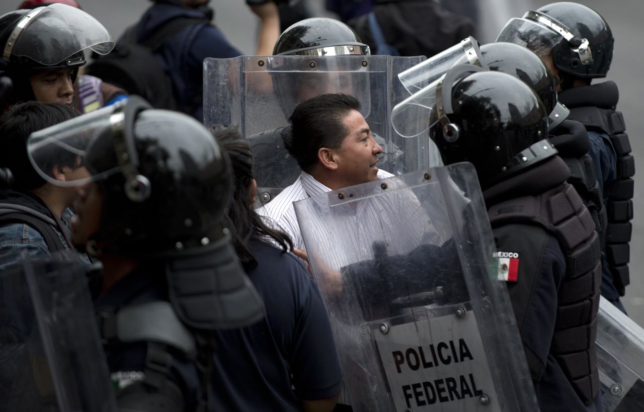La Policía Federal desalojó el Zócalo de Ciudad de México con un operativo para la retirada de los profesores tras el vencimiento del ultimátum. Las autoridades usaron tanquetas de agua y gas lacrimógeno, mientras que algunos docentes respondieron con palos y petardos.