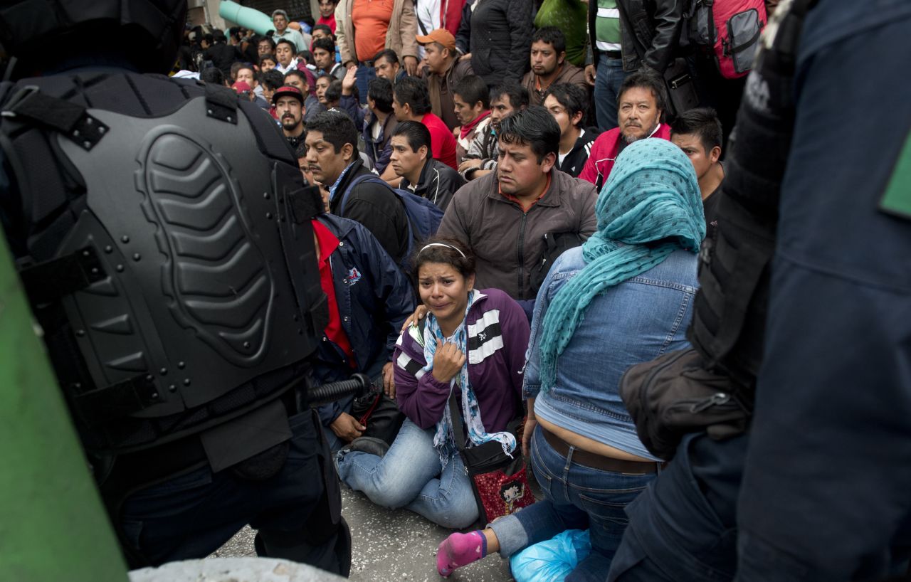La Policía Federal desalojó el Zócalo de Ciudad de México con un operativo para la retirada de los profesores tras el vencimiento del ultimátum. Las autoridades usaron tanquetas de agua y gas lacrimógeno, mientras que algunos docentes respondieron con palos y petardos.