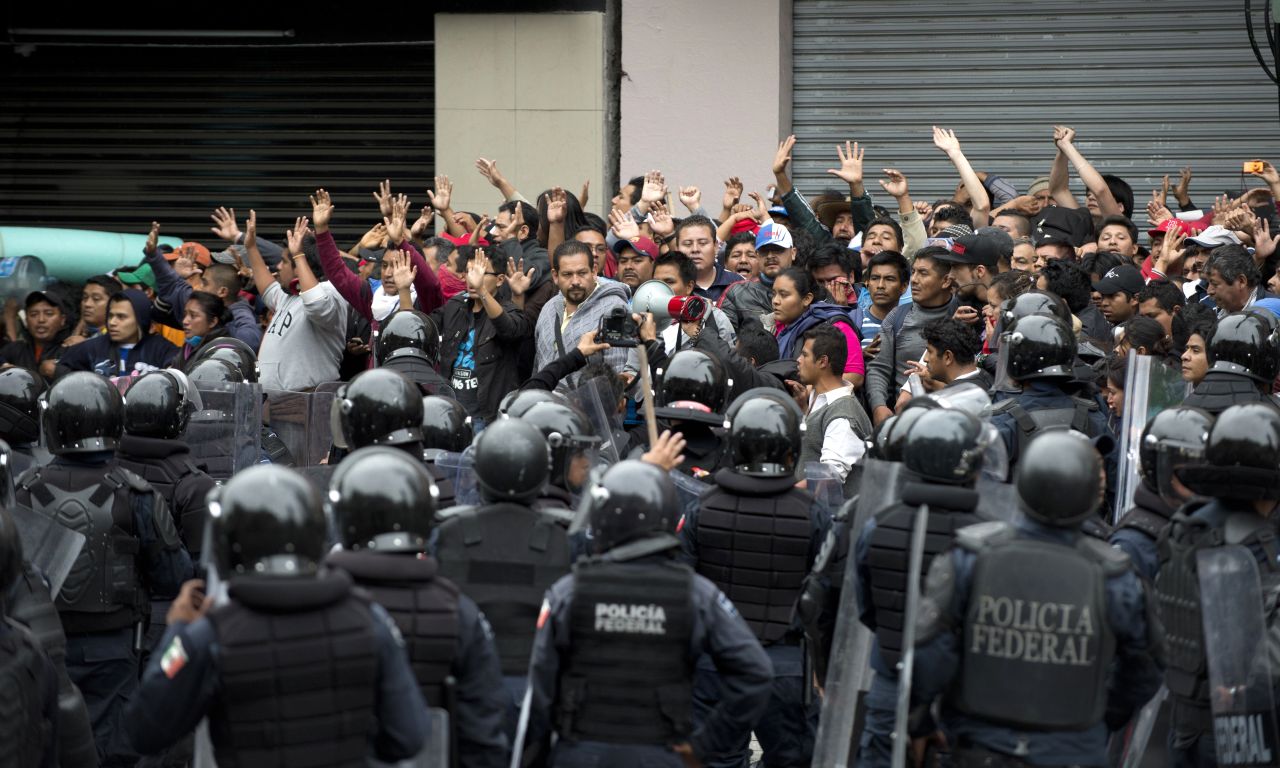 La Policía Federal desalojó el Zócalo de Ciudad de México con un operativo para la retirada de los profesores tras el vencimiento del ultimátum. Las autoridades usaron tanquetas de agua y gas lacrimógeno, mientras que algunos docentes respondieron con palos y petardos.