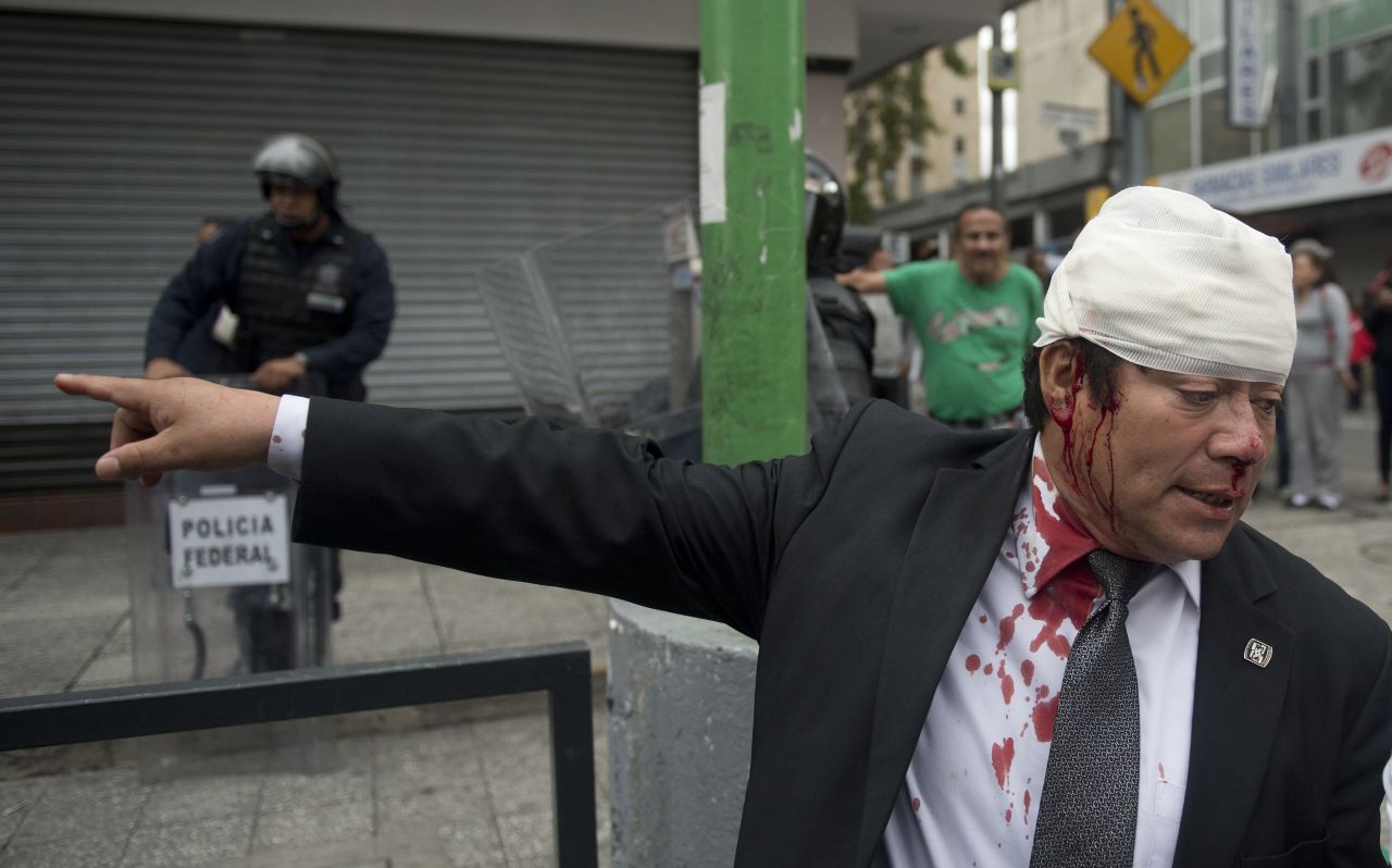 La Policía Federal desalojó el Zócalo de Ciudad de México con un operativo para la retirada de los profesores tras el vencimiento del ultimátum. Las autoridades usaron tanquetas de agua y gas lacrimógeno, mientras que algunos docentes respondieron con palos y petardos.