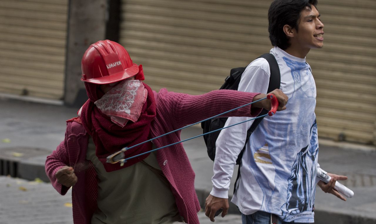 La Policía Federal desalojó el Zócalo de Ciudad de México con un operativo para la retirada de los profesores tras el vencimiento del ultimátum. Las autoridades usaron tanquetas de agua y gas lacrimógeno, mientras que algunos docentes respondieron con palos y petardos.