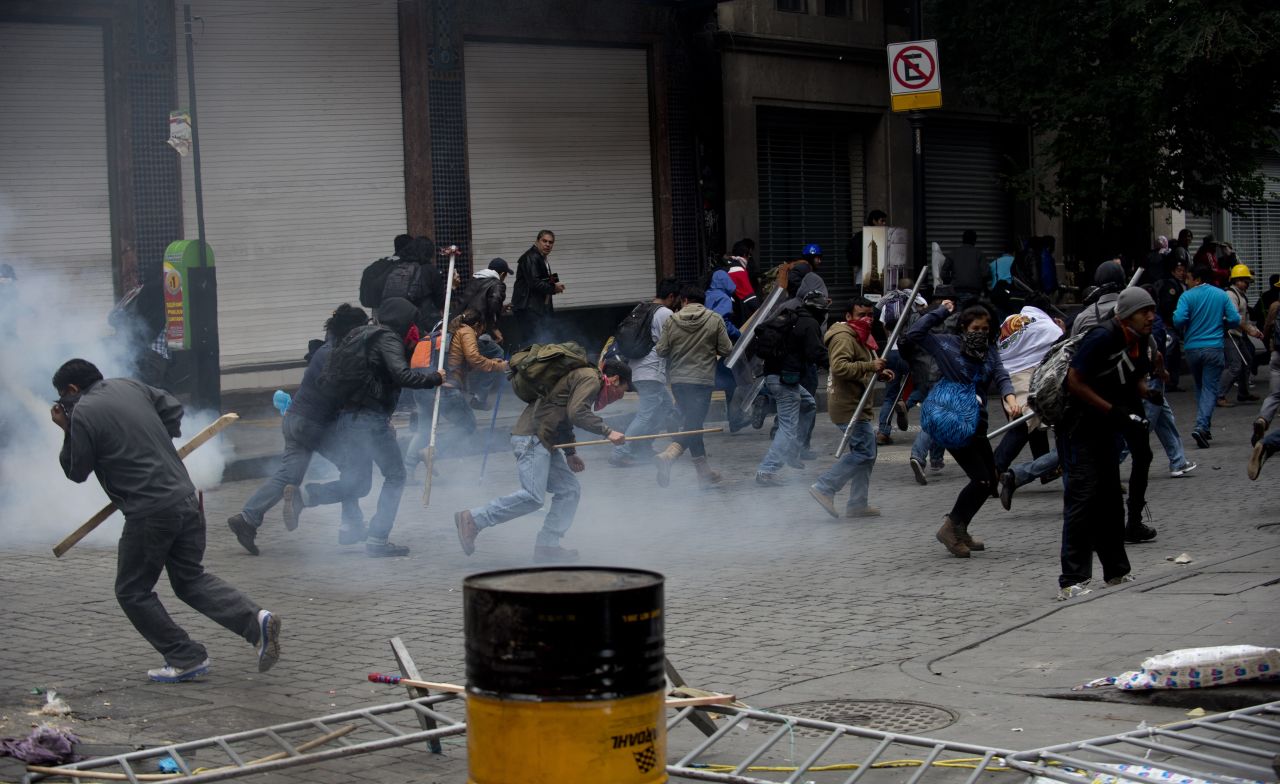 La Policía Federal desalojó el Zócalo de Ciudad de México con un operativo para la retirada de los profesores tras el vencimiento del ultimátum. Las autoridades usaron tanquetas de agua y gas lacrimógeno, mientras que algunos docentes respondieron con palos y petardos.