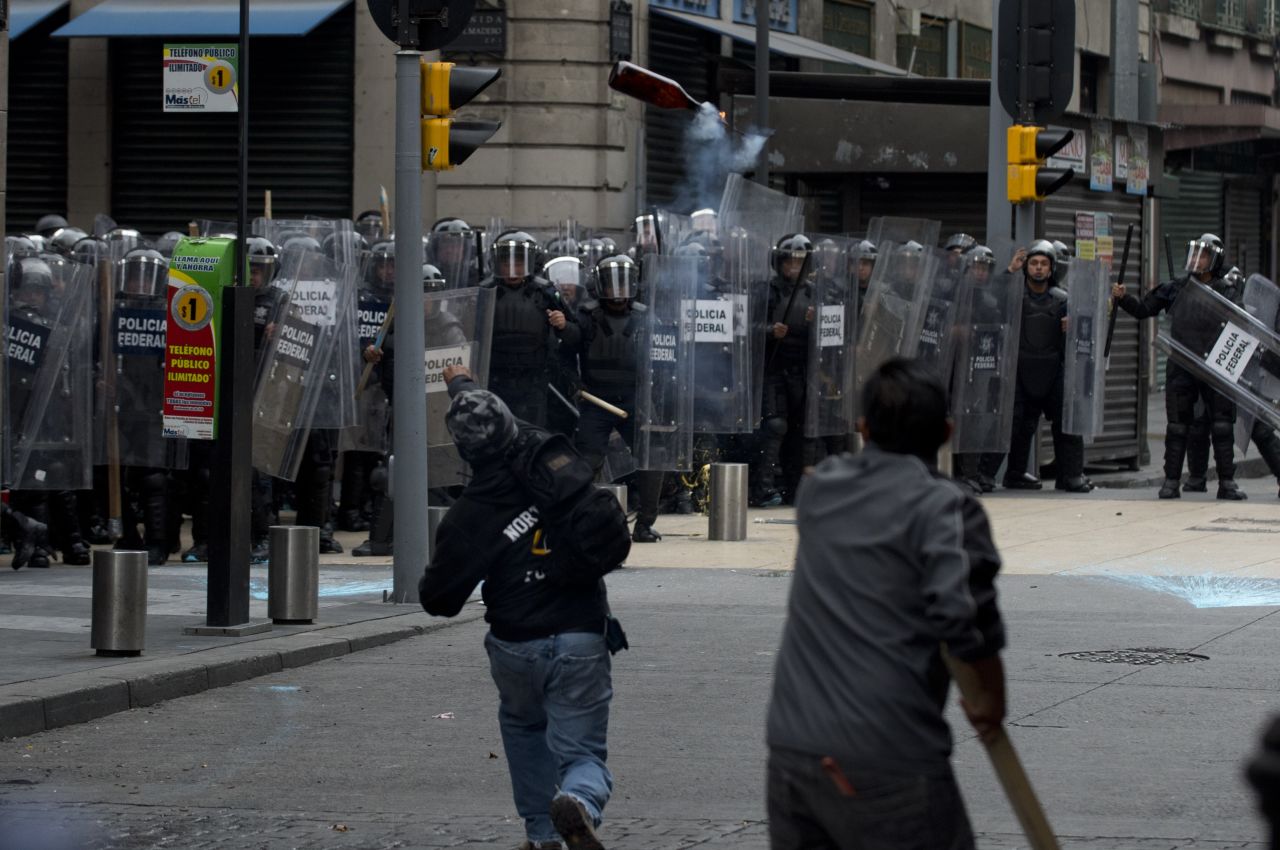 La Policía Federal desalojó el Zócalo de Ciudad de México con un operativo para la retirada de los profesores tras el vencimiento del ultimátum. Las autoridades usaron tanquetas de agua y gas lacrimógeno, mientras que algunos docentes respondieron con palos y petardos.