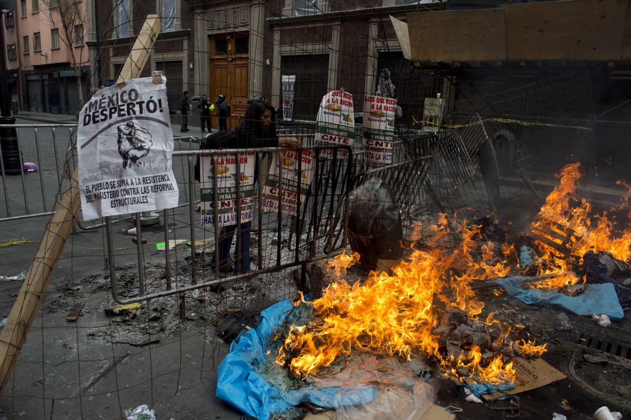 La Policía Federal desalojó el Zócalo de Ciudad de México con un operativo para la retirada de los profesores tras el vencimiento del ultimátum. Las autoridades usaron tanquetas de agua y gas lacrimógeno, mientras que algunos docentes respondieron con palos y petardos.