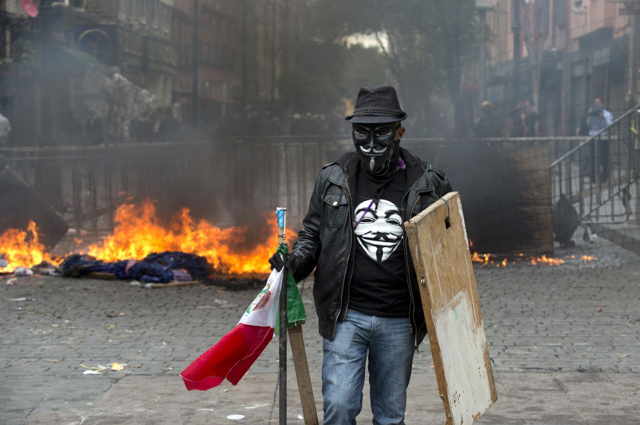 La Policía Federal desalojó el Zócalo de Ciudad de México con un operativo para la retirada de los profesores tras el vencimiento del ultimátum. Las autoridades usaron tanquetas de agua y gas lacrimógeno, mientras que algunos docentes respondieron con palos y petardos.