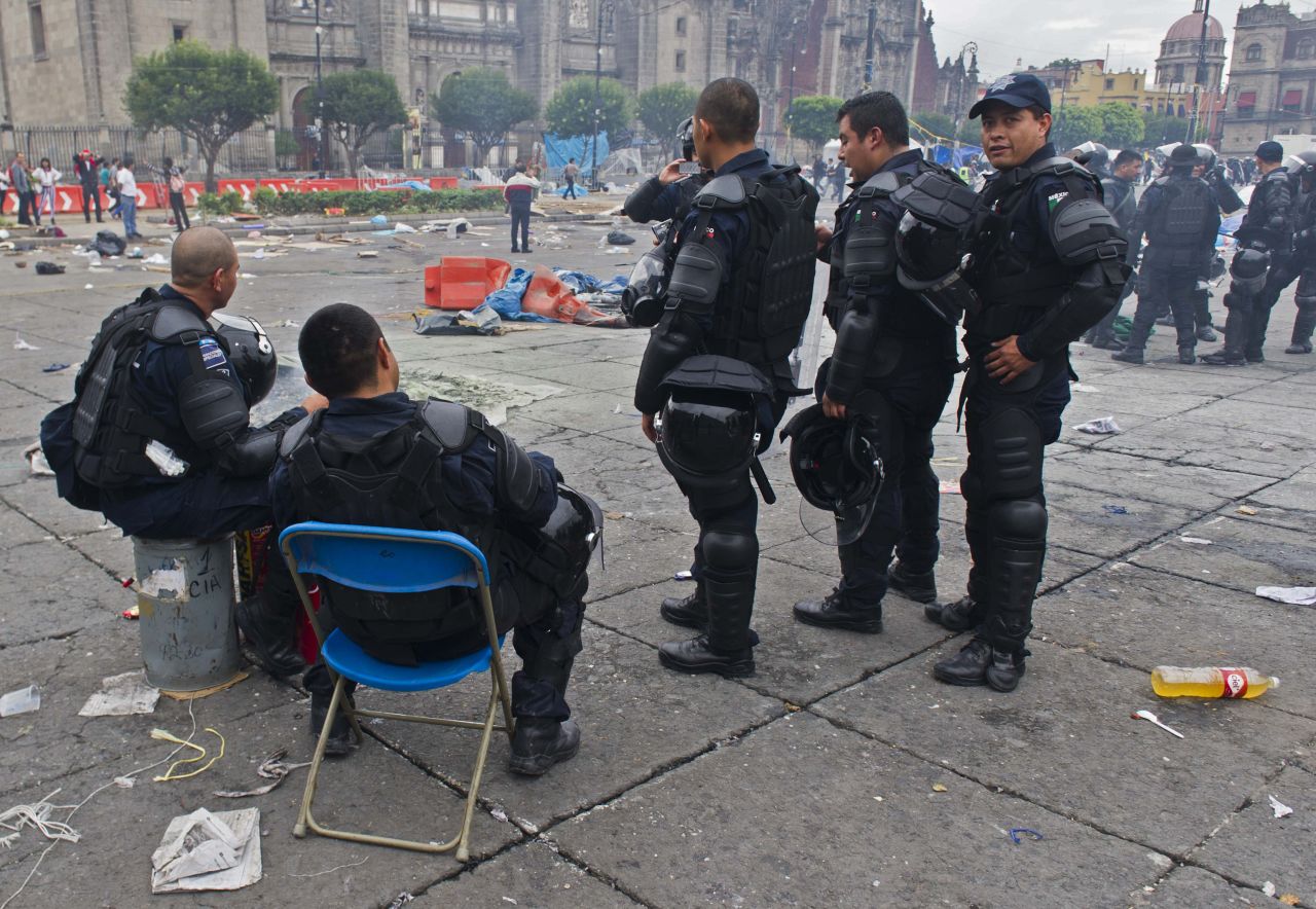La Policía Federal desalojó el Zócalo de Ciudad de México con un operativo para la retirada de los profesores tras el vencimiento del ultimátum. Las autoridades usaron tanquetas de agua y gas lacrimógeno, mientras que algunos docentes respondieron con palos y petardos.