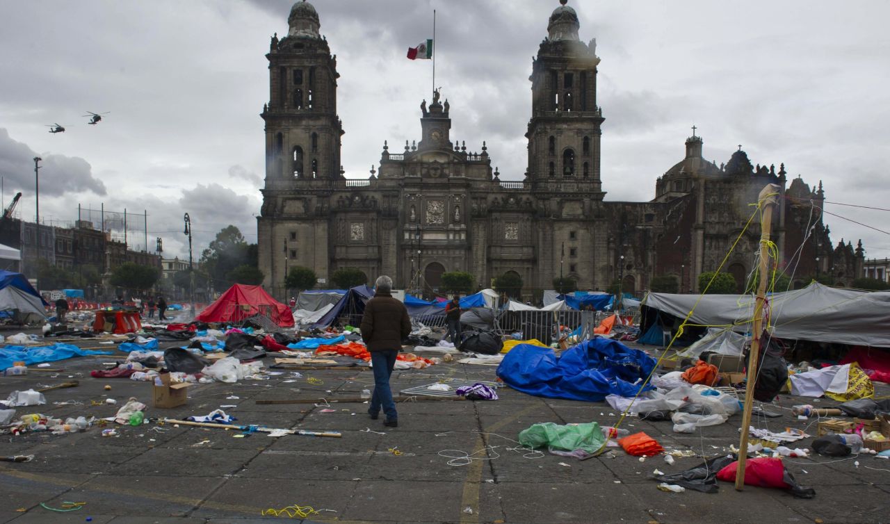 La Policía Federal desalojó el Zócalo de Ciudad de México con un operativo para la retirada de los profesores tras el vencimiento del ultimátum. Las autoridades usaron tanquetas de agua y gas lacrimógeno, mientras que algunos docentes respondieron con palos y petardos.