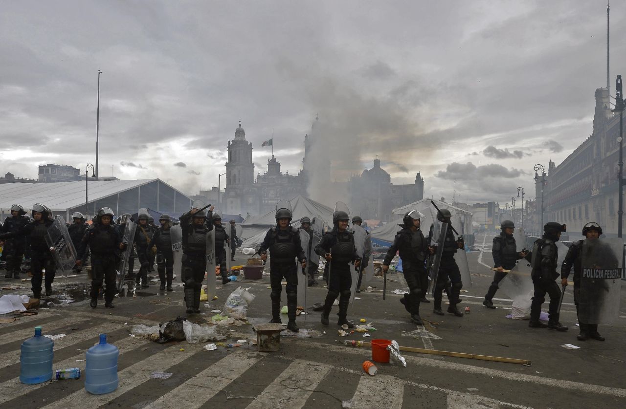 La Policía Federal desalojó el Zócalo de Ciudad de México con un operativo para la retirada de los profesores tras el vencimiento del ultimátum. Las autoridades usaron tanquetas de agua y gas lacrimógeno, mientras que algunos docentes respondieron con palos y petardos.