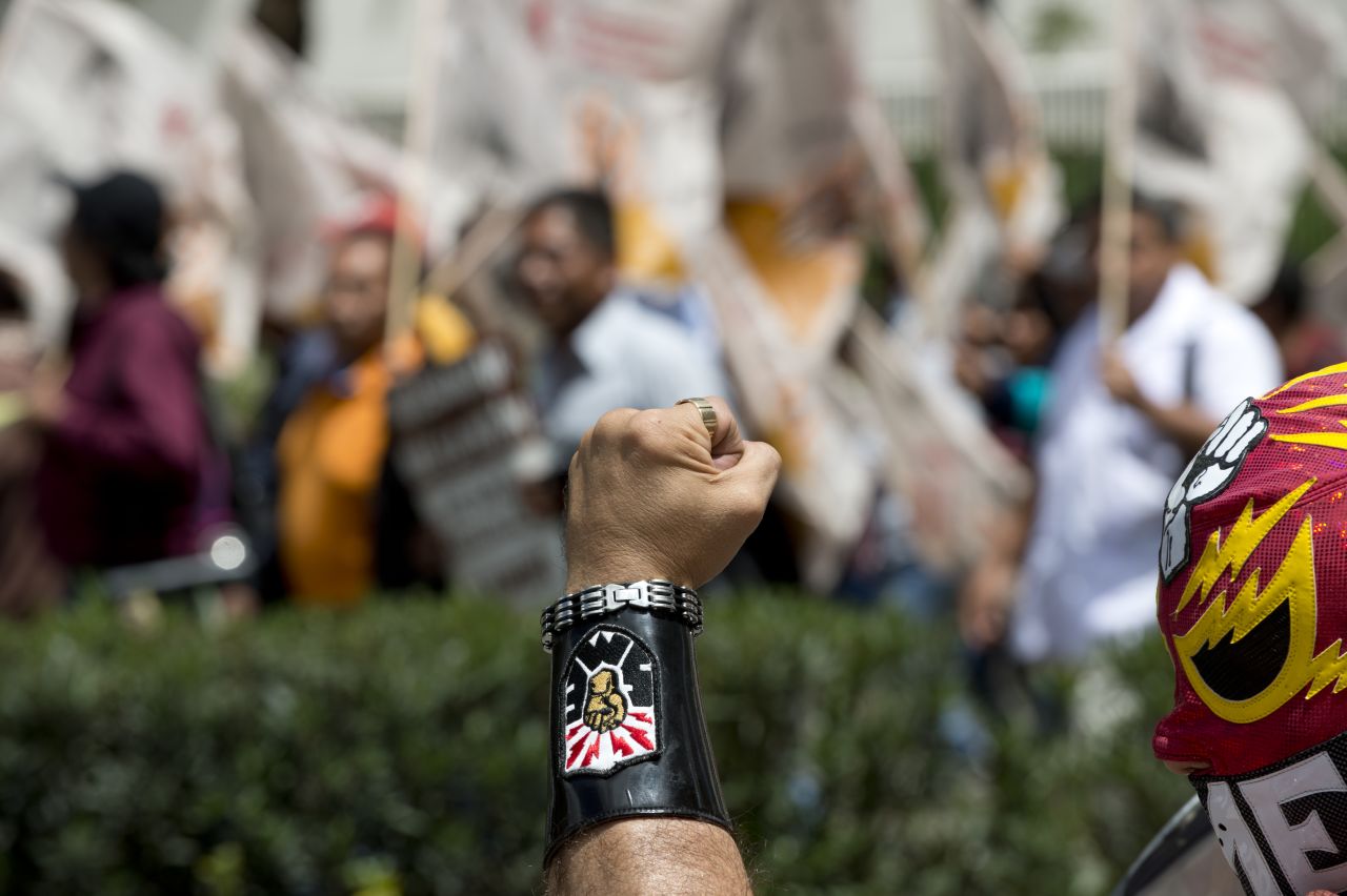 La Policía Federal desalojó el Zócalo de Ciudad de México con un operativo para la retirada de los profesores tras el vencimiento del ultimátum. Las autoridades usaron tanquetas de agua y gas lacrimógeno, mientras que algunos docentes respondieron con palos y petardos.