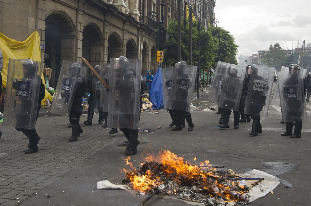 La Policía Federal desalojó el Zócalo de Ciudad de México con un operativo para la retirada de los profesores tras el vencimiento del ultimátum. Las autoridades usaron tanquetas de agua y gas lacrimógeno, mientras que algunos docentes respondieron con palos y petardos.