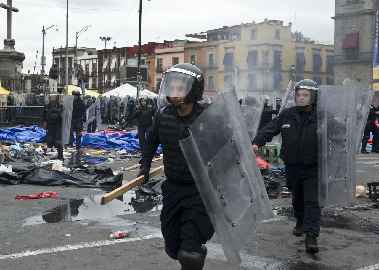 La Policía Federal desalojó el Zócalo de Ciudad de México con un operativo para la retirada de los profesores tras el vencimiento del ultimátum. Las autoridades usaron tanquetas de agua y gas lacrimógeno, mientras que algunos docentes respondieron con palos y petardos.